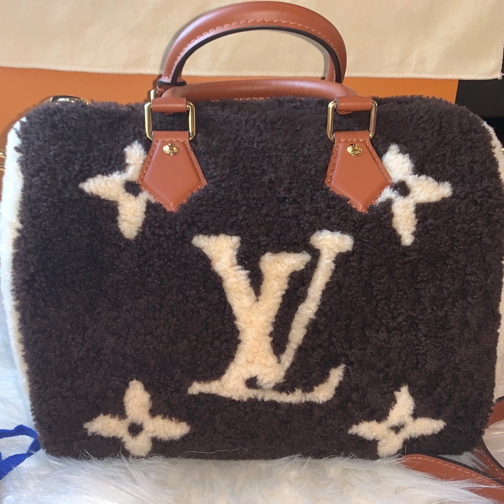 AUTHENTIC LIMITED EDITION LOUIS VUITTON MONOGRAM TEDDY SPEEDY BANDOULIERE.